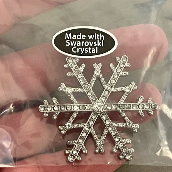 Fine Silver Plated Pave Crystal Snowflake Pin Brooch Genuine Swarovski Crystals - Picture 4 of 4
